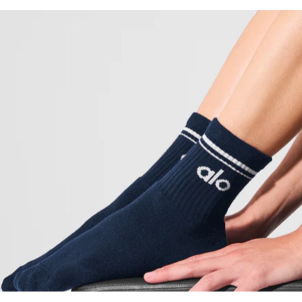 ALO YOGA ~ Unisex Half-Crew Throwback Sock (NWT)